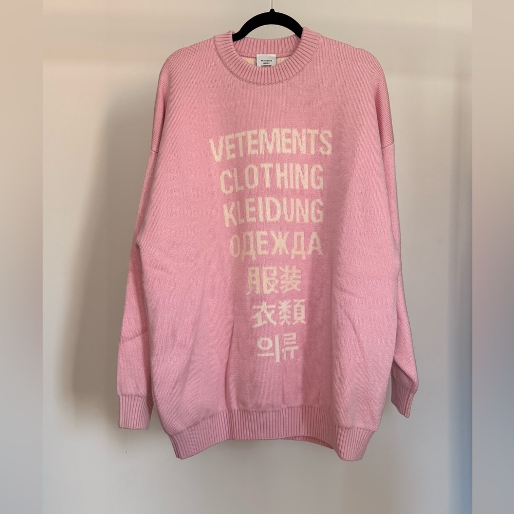 VETEMENTS “CLOTHING/KLEIDUNG /одежда/衣類 / 의류” Translation Knit Sweater – Pink, M